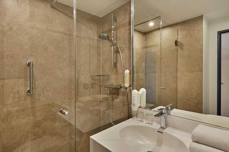 Bathroom 5, H+ Hotel Köln Brühl by Sunday Hotels, Rhein-Erft-Kreis