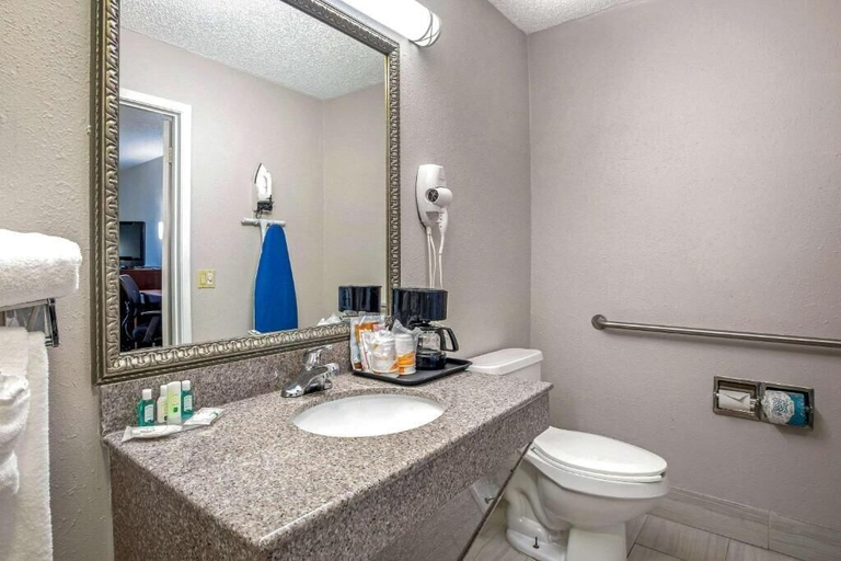 Bathroom 5, Quality Inn & Suites Weatherford, Parker