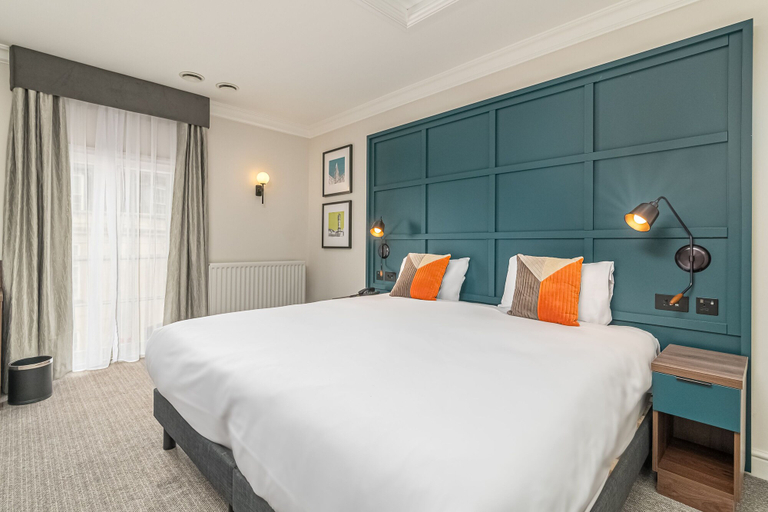 Bedroom 2, Mercure White Hart Hotel Salisbury and Apartments, Wiltshire