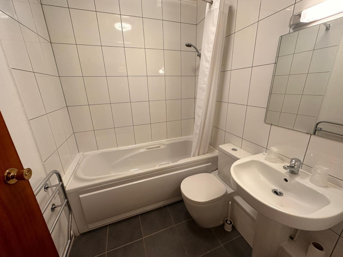 Bathroom 4, Pine Lodge Hotel & Restaurant Mansfield, Nottinghamshire