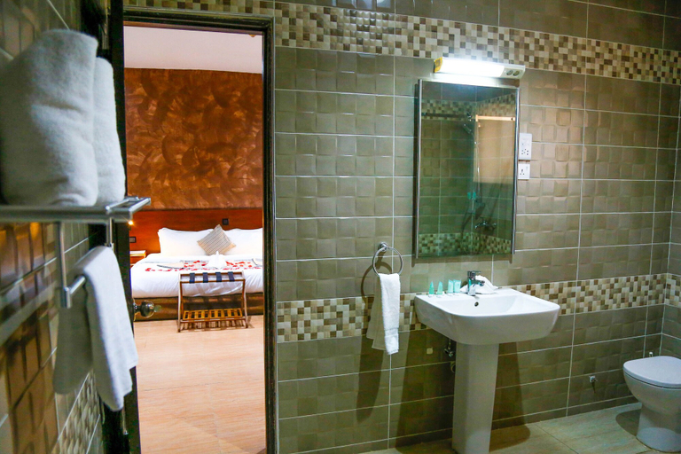 Bathroom 4, Midindi Hotel & Conference Center, Accra