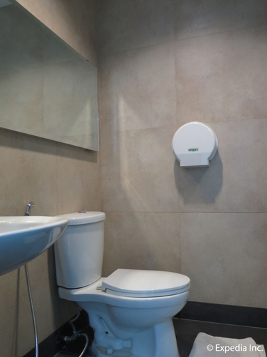 Bathroom 3, Green Windows Dormitel, Davao City