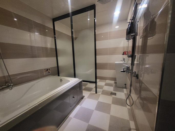 Bathroom 4, GoldenRoot Hotel in Gimhae, Gimhae