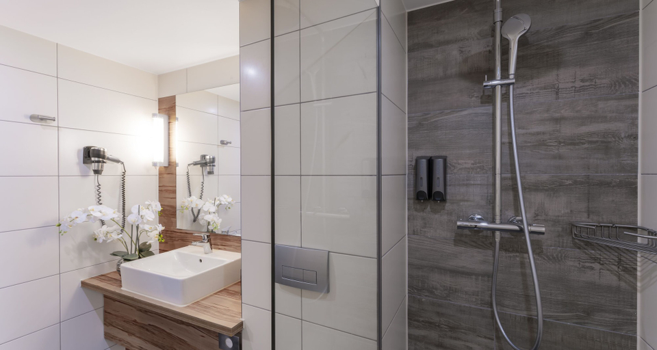 Bathroom 4, Star Inn Hotel Premium Bremen Columbus, by Quality, Bremen