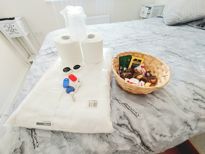 Food & Drinks, Room in Guest Room - Double Room, Full Kitchen, Smart TV, Shared Bathroom in 3-bed Home, Telford and Wrekin