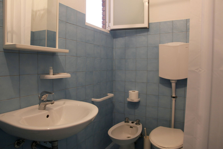 Bathroom 2, Hotel Alfa, Rimini