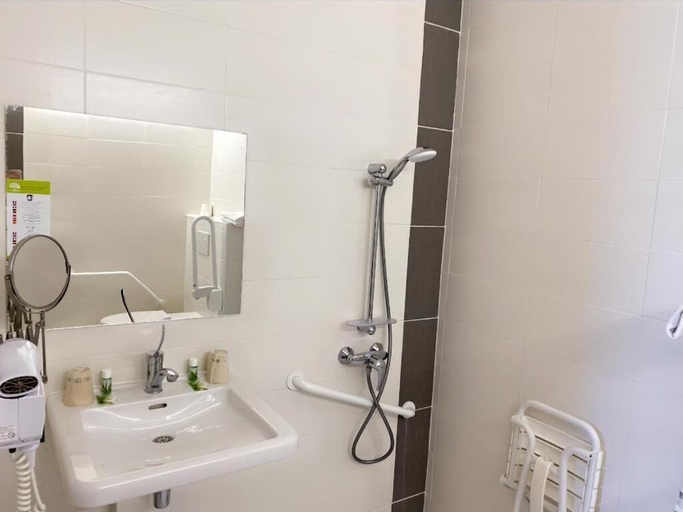 Bathroom 4, Hôtel D'Orsay, Essonne