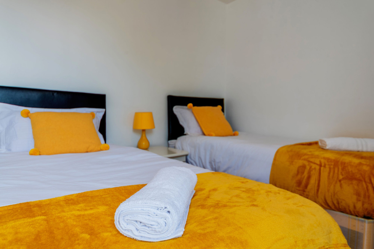 Bedroom 3, Stylish 3-bed House With Free Parking & Wifi, Medway