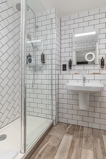 Bathroom 3, Mercure White Hart Hotel Salisbury and Apartments, Wiltshire