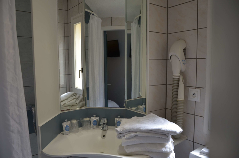 Bathroom 5, Hotel Kyriad Metz Centre, Moselle
