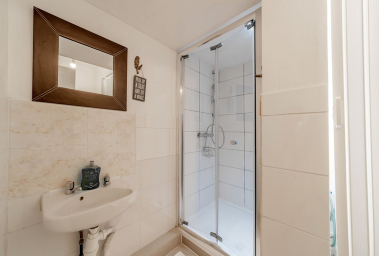 Bathroom 4, Stylish 3-bed House With Free Parking & Wifi, Medway