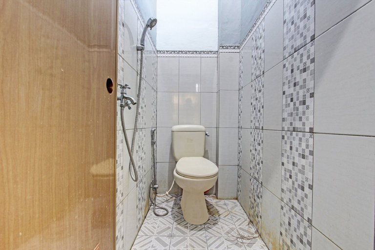 Bathroom 3, OYO 91960 Fariza House Syariah, Kendal