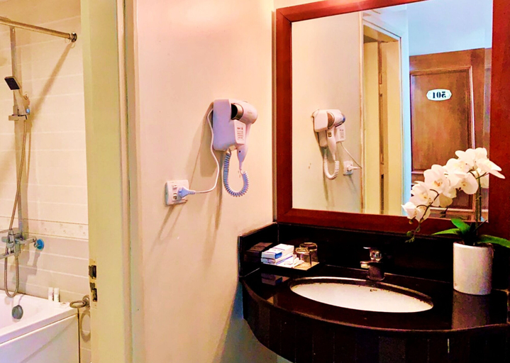 Bathroom 4, HANZ Regal Hotel Hanoi, Ba Đình