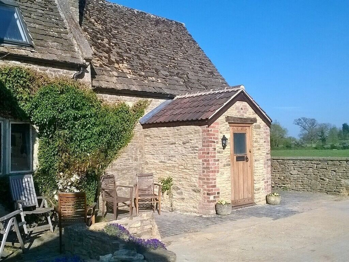 Exterior & Views 2, Battens Farm Cottages - B&B and Self-catering Accommodation, Wiltshire