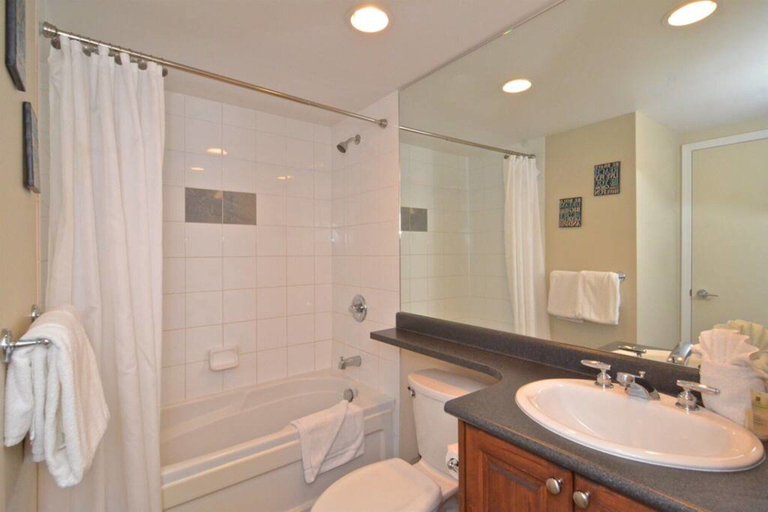 Bathroom, Whistler Village - Pool - Hot tub - Walk to Lifts, Squamish-Lillooet