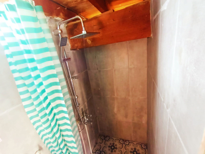 Bathroom 2, Mell10 House, Urla