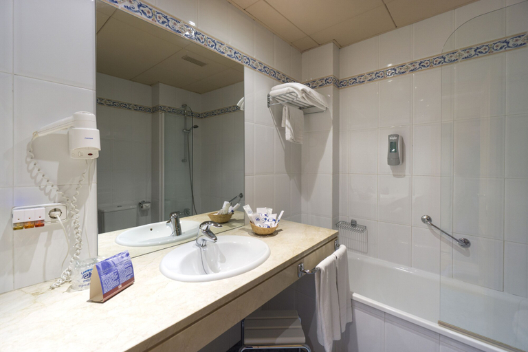 Bathroom 5, Fuente Las Piedras, Córdoba