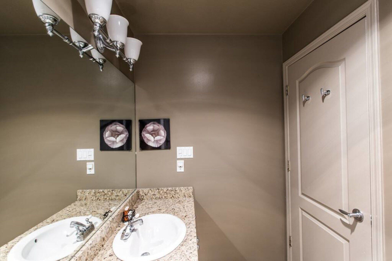 Room 4, Whistler Village - Best Location - Spacious, Squamish-Lillooet