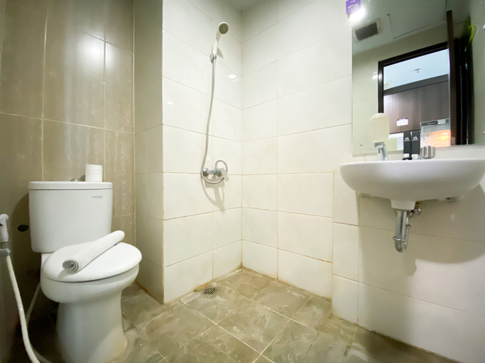 Bathroom 5, Cozy Studio at 20th Floor Grand Dhika City Apartment By Travelio, Bekasi
