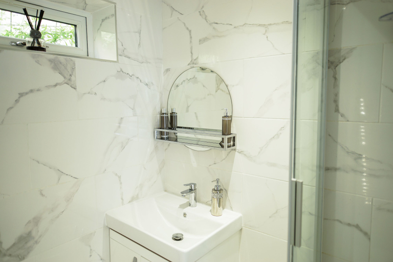 Bathroom 3, Luxurious 1 bed Apartment for a Perfect Getaway, Kent
