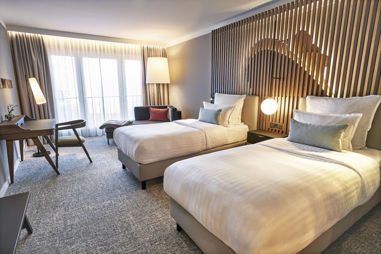 Bedroom 2, Steigenberger Hotel Hamburg, Hamburg