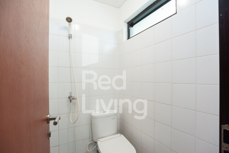 Bathroom 4, RedLiving Apartemen RQ @ Ecohome Citra Raya, Tangerang