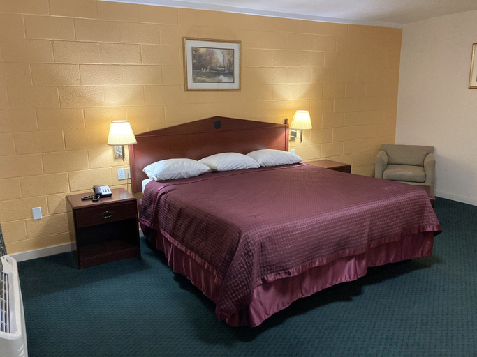 Bedroom 5, Childress Inn, Childress