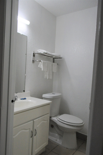 Bathroom 4, Apm Inn and Suite, Duval