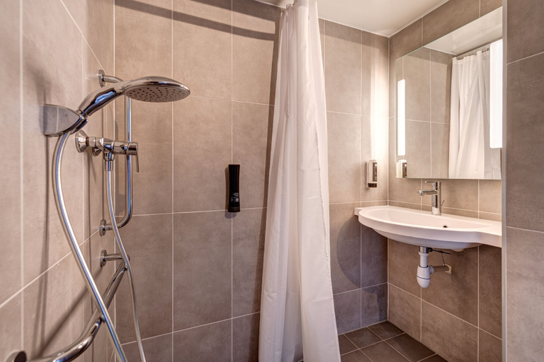 Bathroom 4, B&B HOTEL Bordeaux Saint André De Cubzac, Gironde