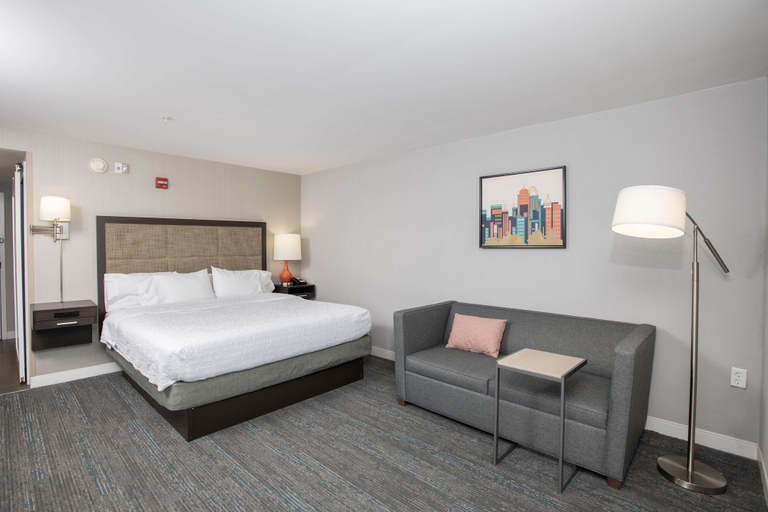 Bedroom 3, Hampton Inn & Suites Cincinnati / Kenwood, Hamilton