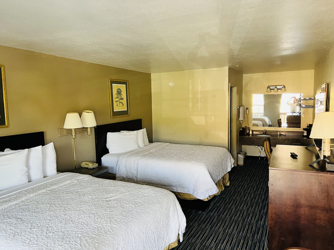 Bedroom 4, Alpine Valley Inn, White