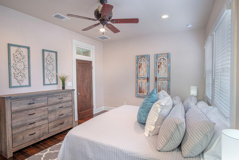 Others 3, Beautiful Craftmans 4BR 2 5BA Home Near Downtown, Bexar