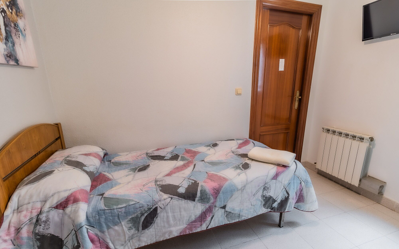 Bedroom 4, Hostal Restaurante La Buena Villa by Vivere Stays, Burgos
