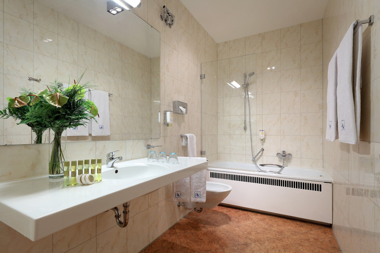 Bathroom 5, Eurostars Park Hotel Maximilian, Regensburg