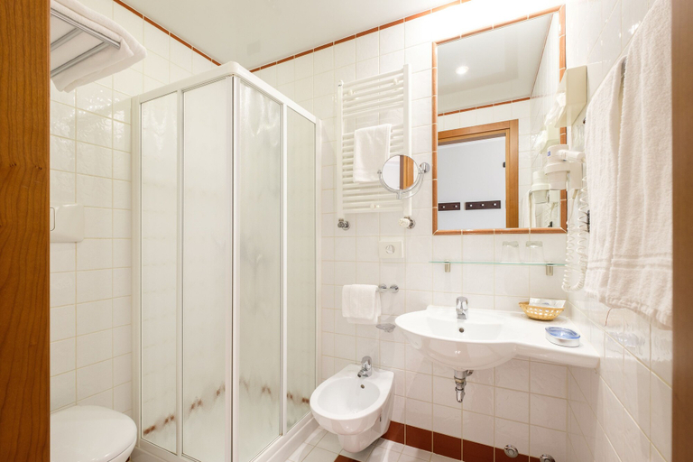 Bathroom 5, Wine Hotel San Giacomo Activity & Wellness, Treviso