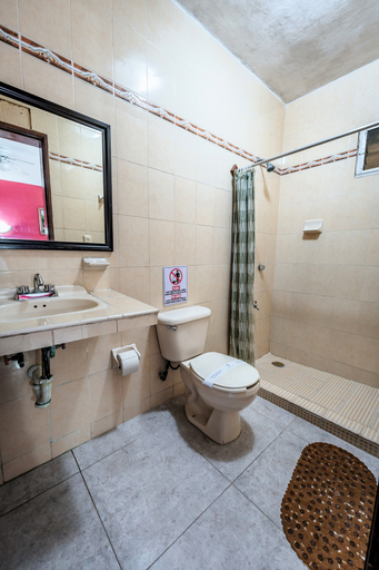 Bathroom 4, Hotel Santa Lucía, Mérida