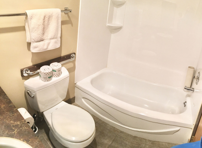 Bathroom 4, Naramata Centre, Okanagan-Similkameen