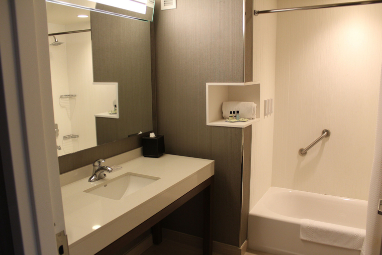 Bathroom 4, Courtyard Muncie at Horizon Convention Center, Delaware