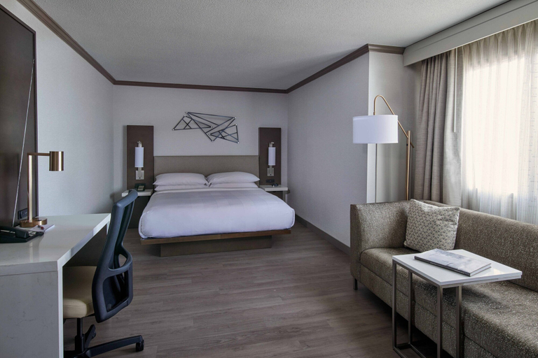 Bedroom 4, Detroit Marriott Troy, Oakland