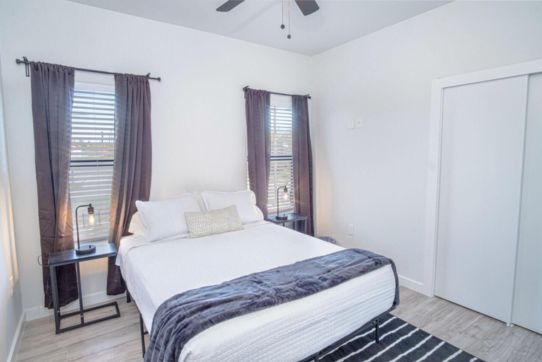Room 4, Spectacular 3 BR 2 5 BA Apt Near Downtown, Bexar