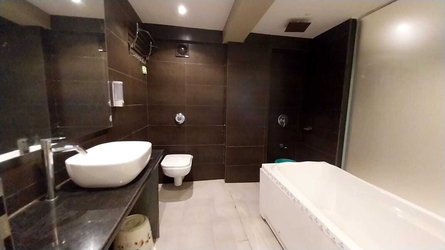 Bathroom 4, Hotel merakee, Thane