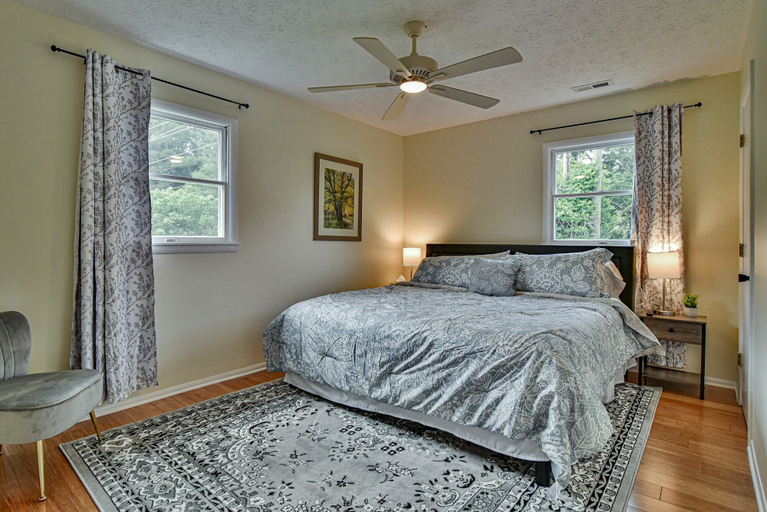 Bedroom 3, Aiken Rd - 6 BR - hot tub and game room, Buncombe