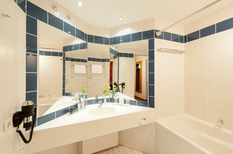 Bathroom 5, Dorint Hotel Dresden, Dresden