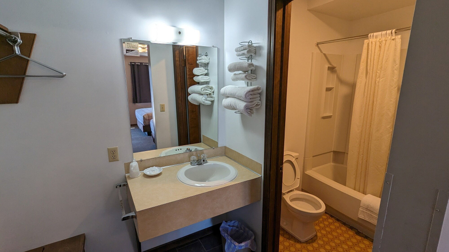 Bathroom 5, Nova Motel, Mason