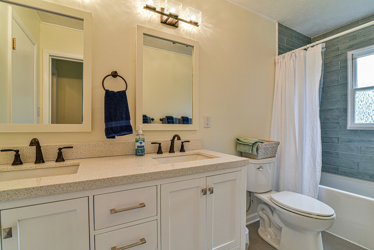 Bathroom, Aiken Rd - 6 BR - hot tub and game room, Buncombe