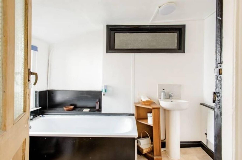 Bathroom 4, The Tree Inn, Cornwall