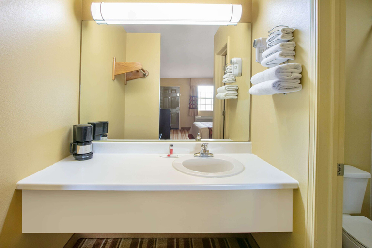 Bathroom 5, Super 8 by Wyndham Big Cabin/Vinita Area, Craig