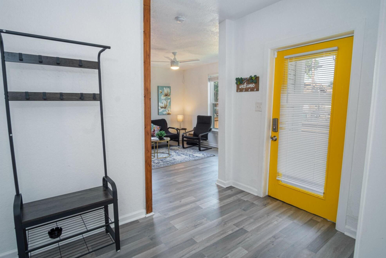 Room 3, Charming 4BR 2BA Only 5 Mins Downtown Riverwalk, Bexar