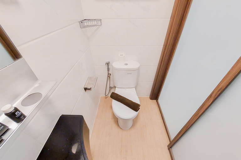 Bathroom 5, Nice Studio Apartment at Sky House BSD By Travelio, Tangerang Selatan