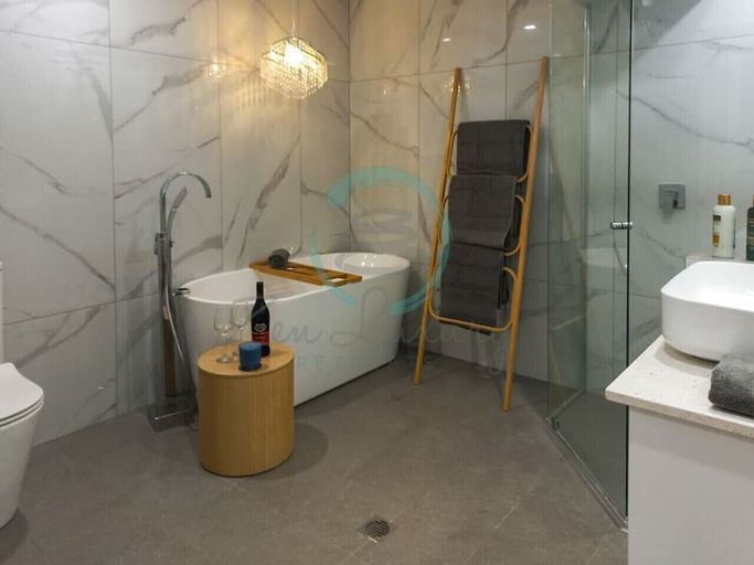 Bathroom 2, ZEN AT ROSEWOOD - 2BR Guesthouse & Pool, Leanyer